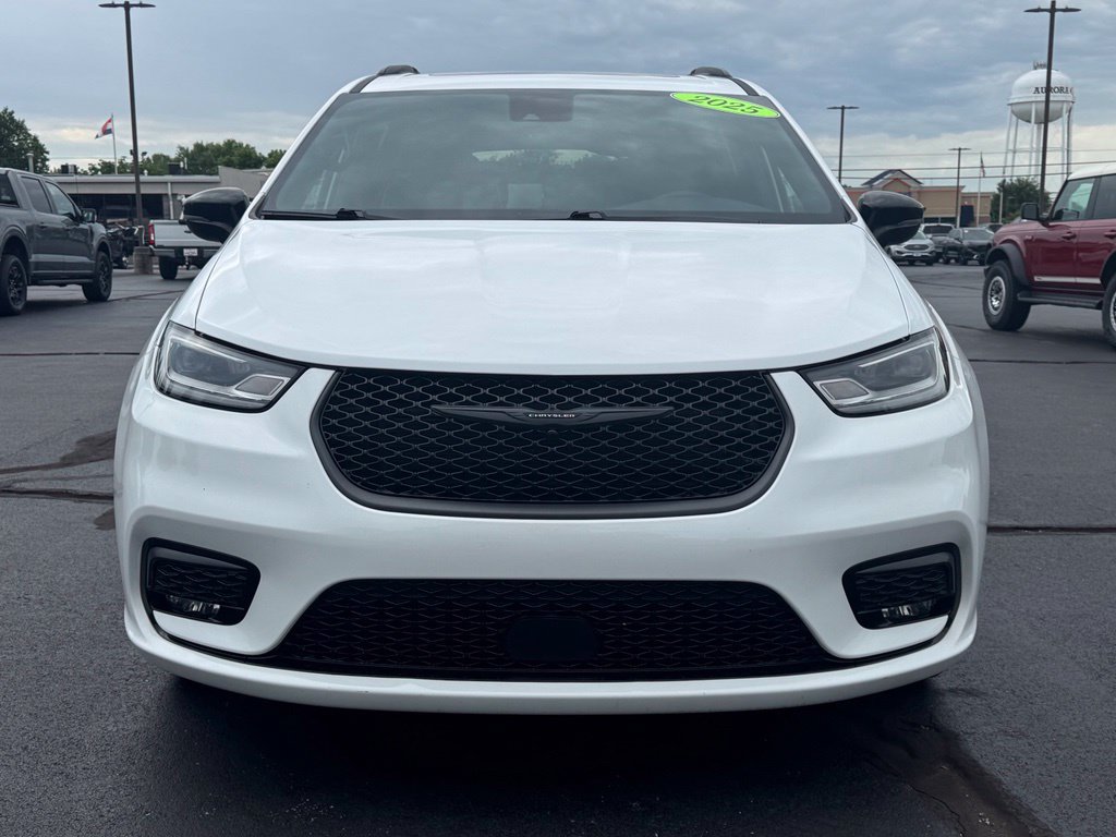 Used 2025 Chrysler Pacifica Limited FWD image 33