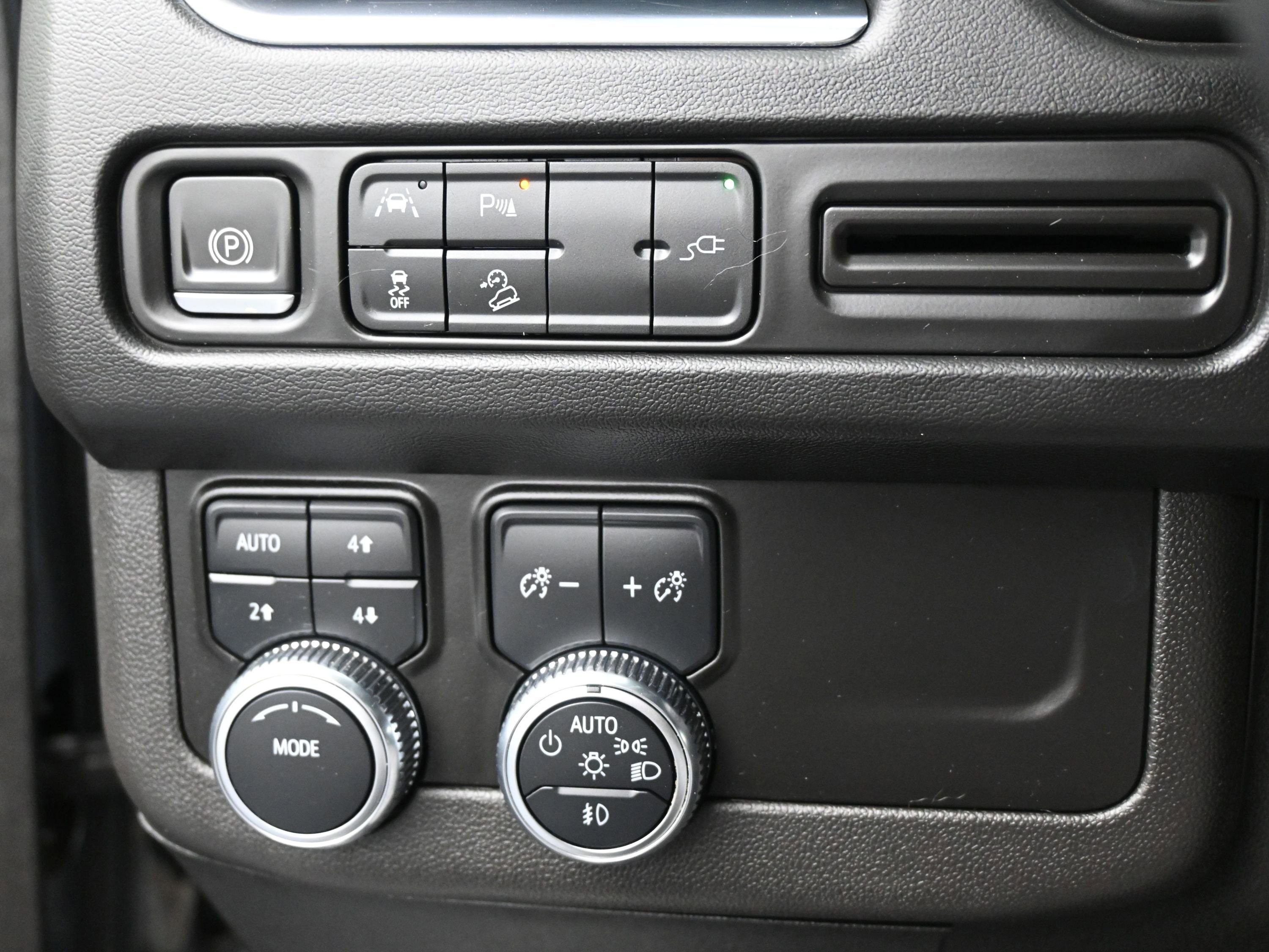 Used 2022 GMC Yukon XL AT4 image 47