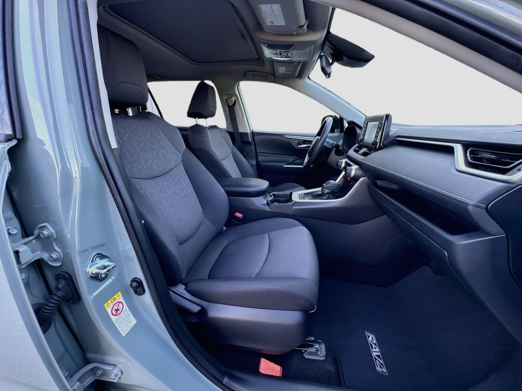 Used 2019 Toyota RAV4 XLE w/ Convenience Package FWD image 27