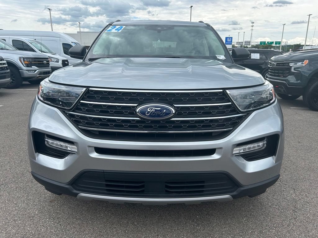 Certified 2024 Ford Explorer XLT w/ Equipment Group 202A AWD/4WD image 3