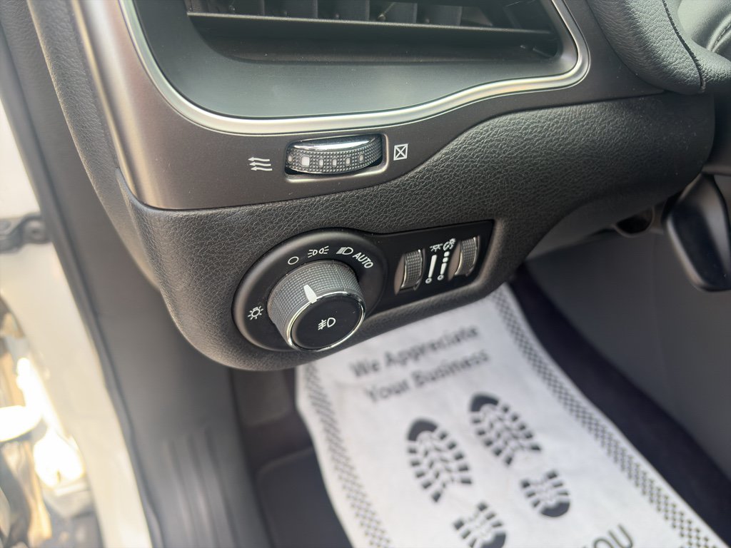 Used 2019 Jeep Cherokee Latitude Plus FWD image 31