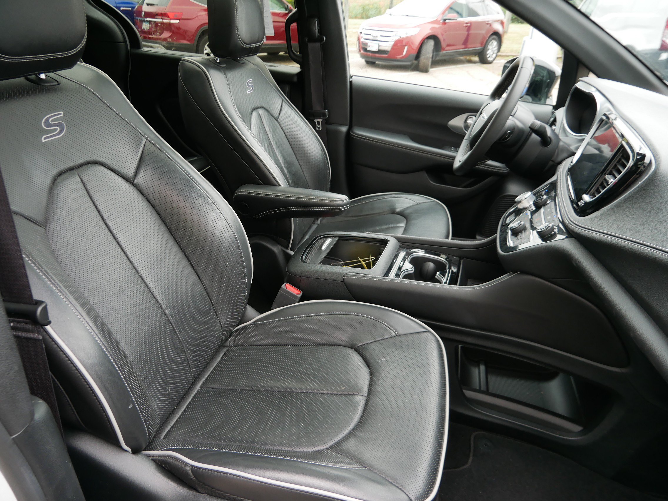 Used 2025 Chrysler Pacifica Limited FWD image 23