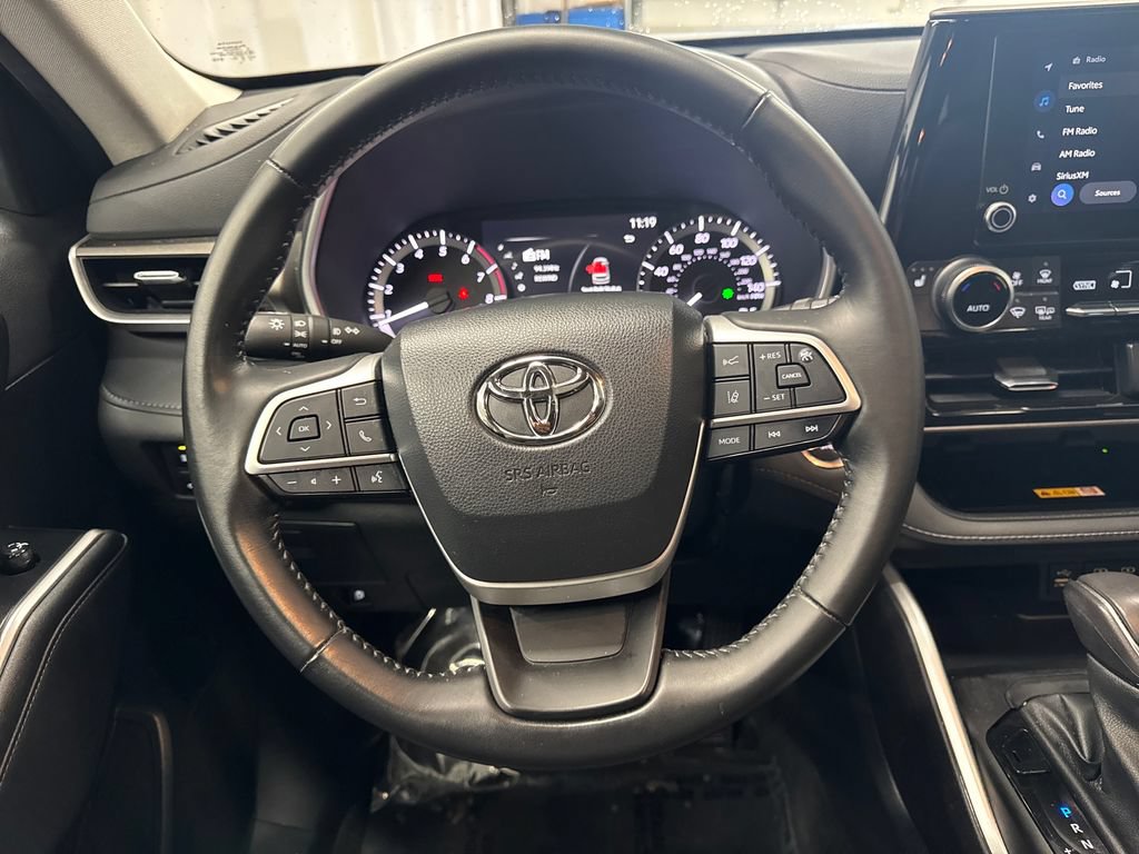 Used 2023 Toyota Highlander XLE AWD/4WD image 14