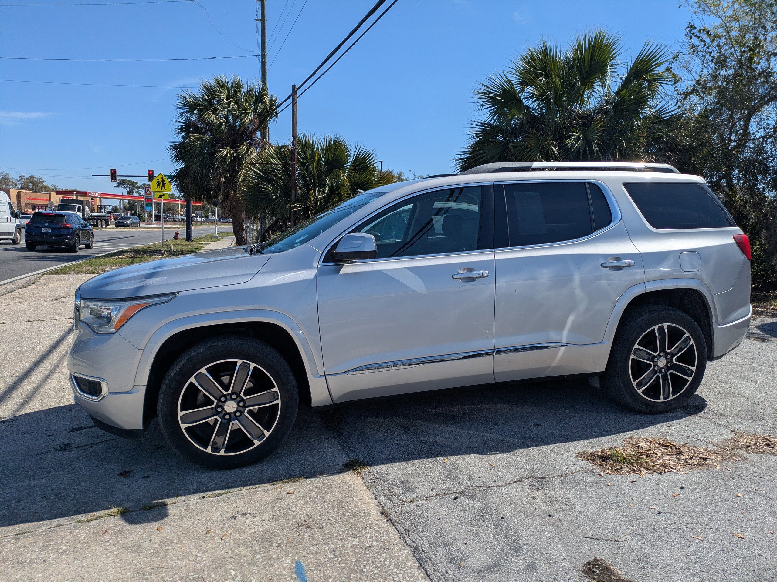 Used 2019 GMC Acadia Denali image 2