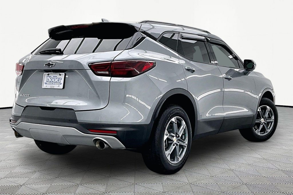 Used 2024 Chevrolet Blazer LT w/ Convenience Package FWD image 2