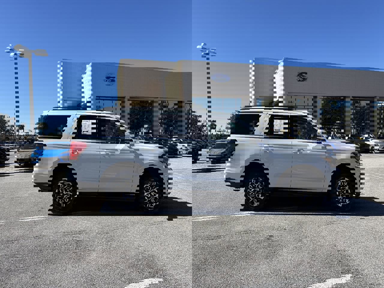 Certified 2024 Ford Expedition XLT image 5