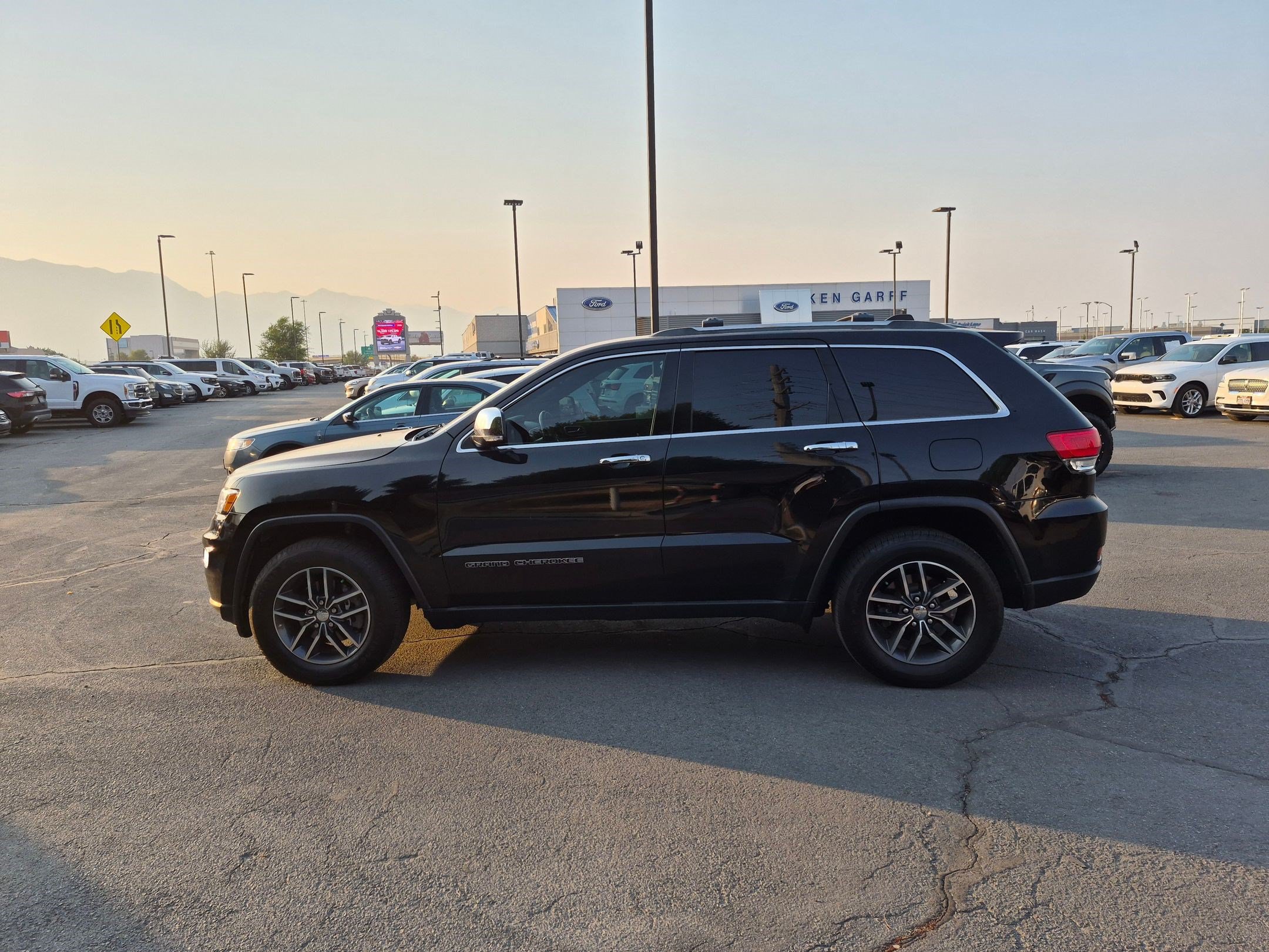 Used 2018 Jeep Grand Cherokee Limited w/ Trailer Tow Group IV AWD/4WD image 9