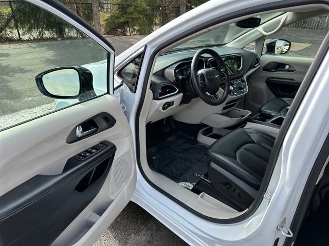 Used 2024 Chrysler Pacifica Touring-L FWD image 24