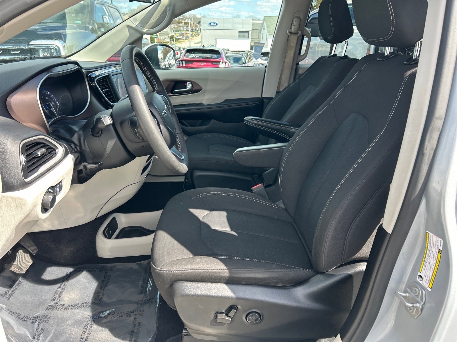 Used 2022 Chrysler Voyager LX image 9