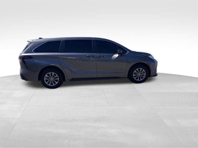Used 2023 Toyota Sienna LE image 5