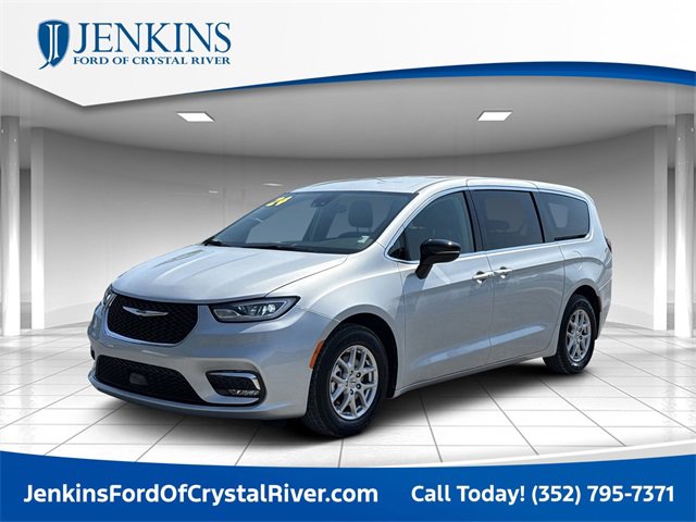 Used 2024 Chrysler Pacifica Touring-L image 1