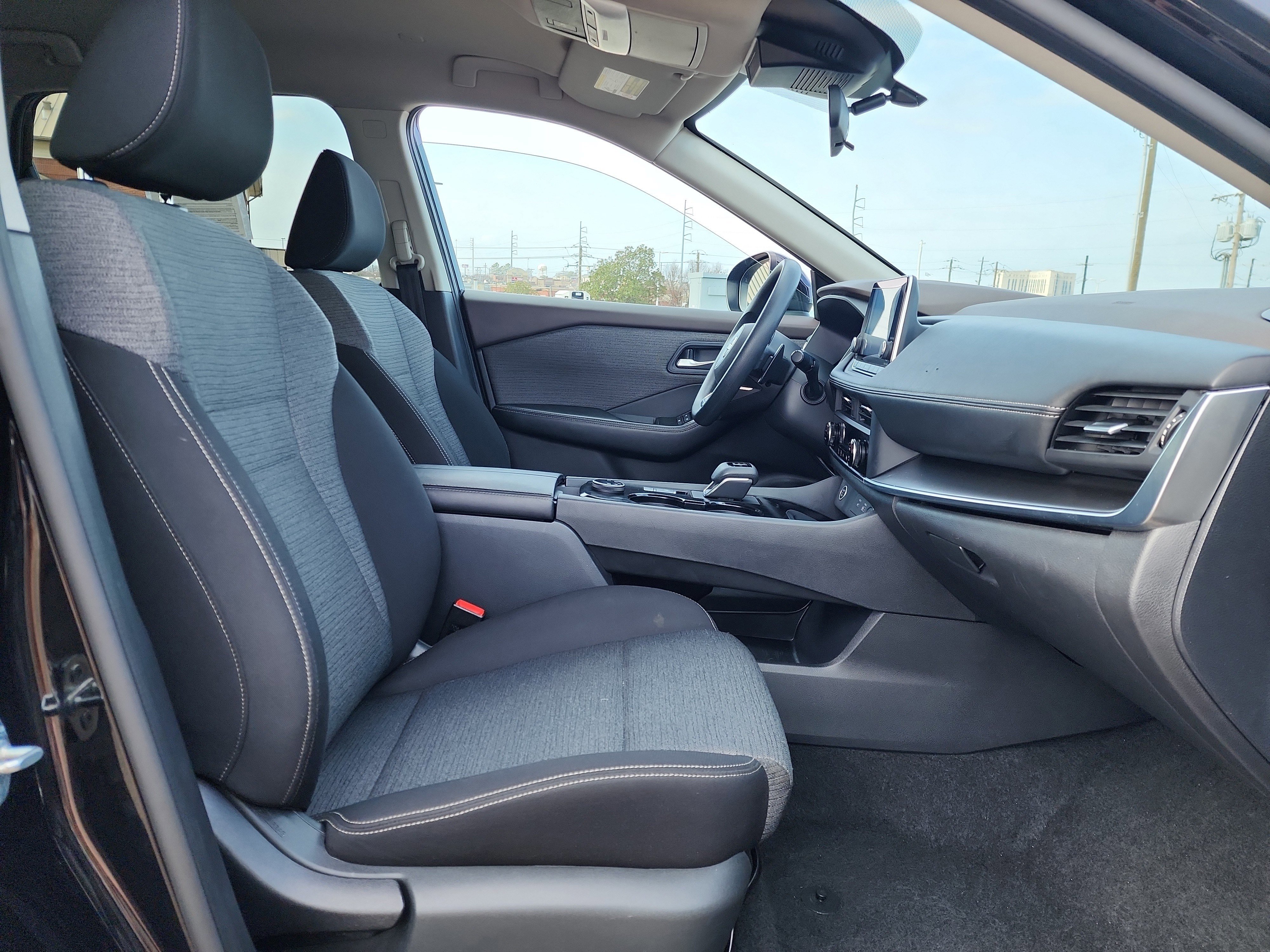 Used 2023 Nissan Rogue SV image 15