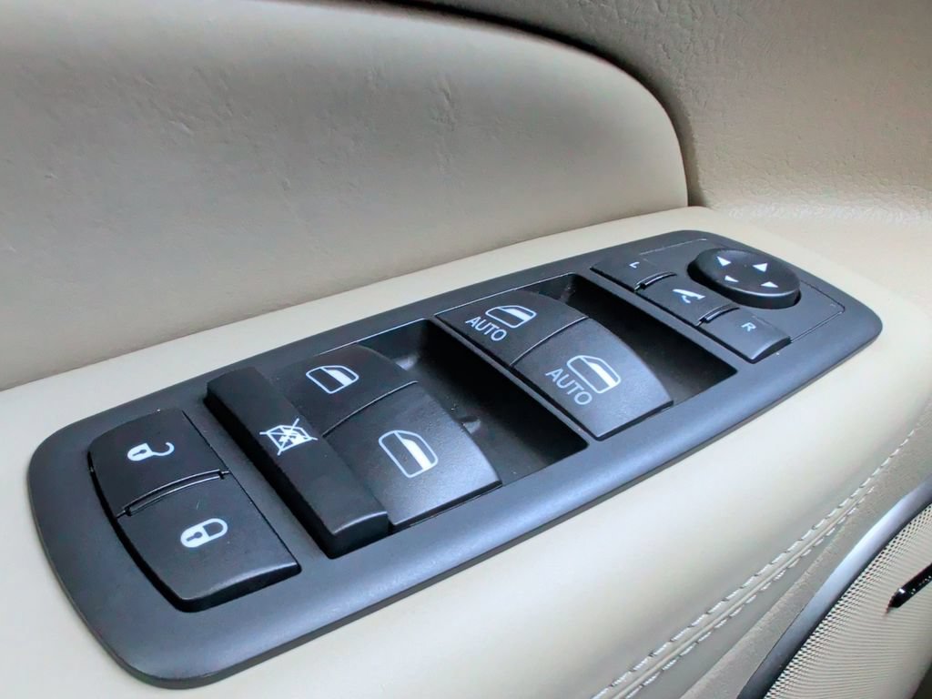 Used 2020 Jeep Grand Cherokee Overland AWD/4WD image 28