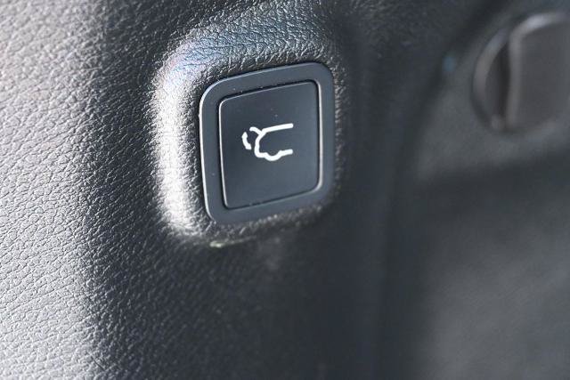 Used 2019 Jeep Cherokee Latitude Plus w/ Comfort/Convenience Group AWD/4WD image 13