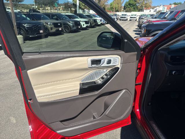 Certified 2022 Ford Explorer Platinum w/ Technology Package AWD/4WD image 7