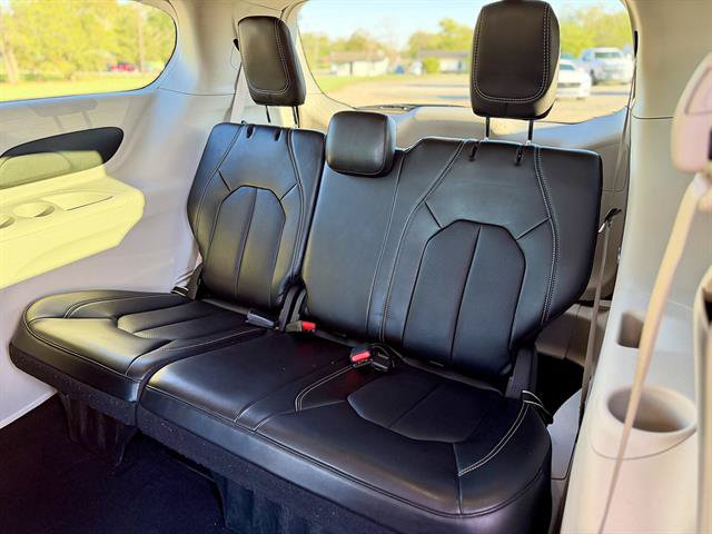 Used 2024 Chrysler Pacifica Touring-L FWD image 12