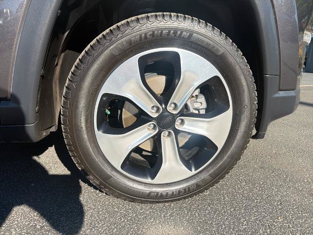 Used 2017 Jeep Compass Latitude w/ Popular Equipment Group FWD image 5