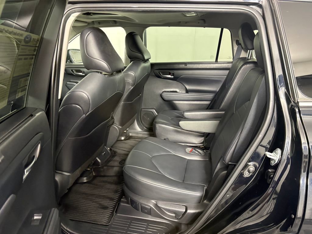 Used 2021 Toyota Highlander XLE image 30