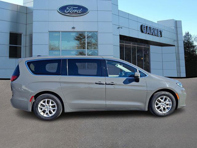 Used 2023 Chrysler Pacifica Touring-L image 5