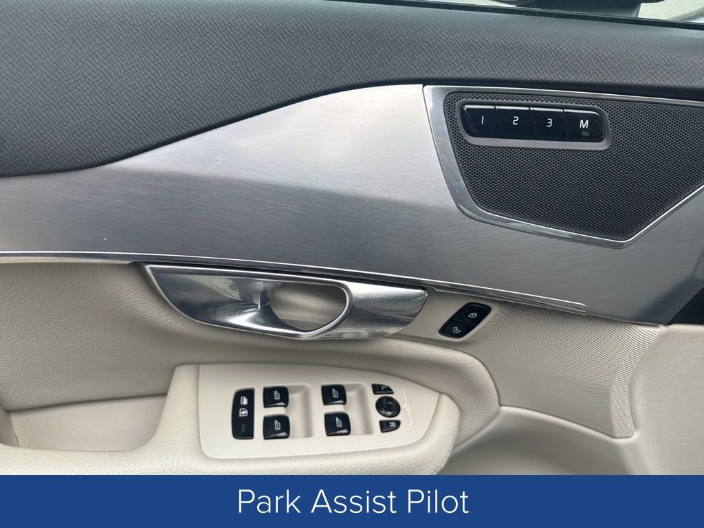 Used 2018 Volvo XC90 T6 Momentum w/ Convenience Package AWD/4WD image 10