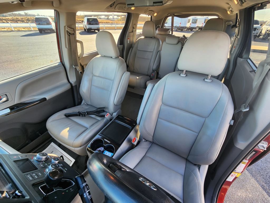 Used 2019 Toyota Sienna XLE image 10