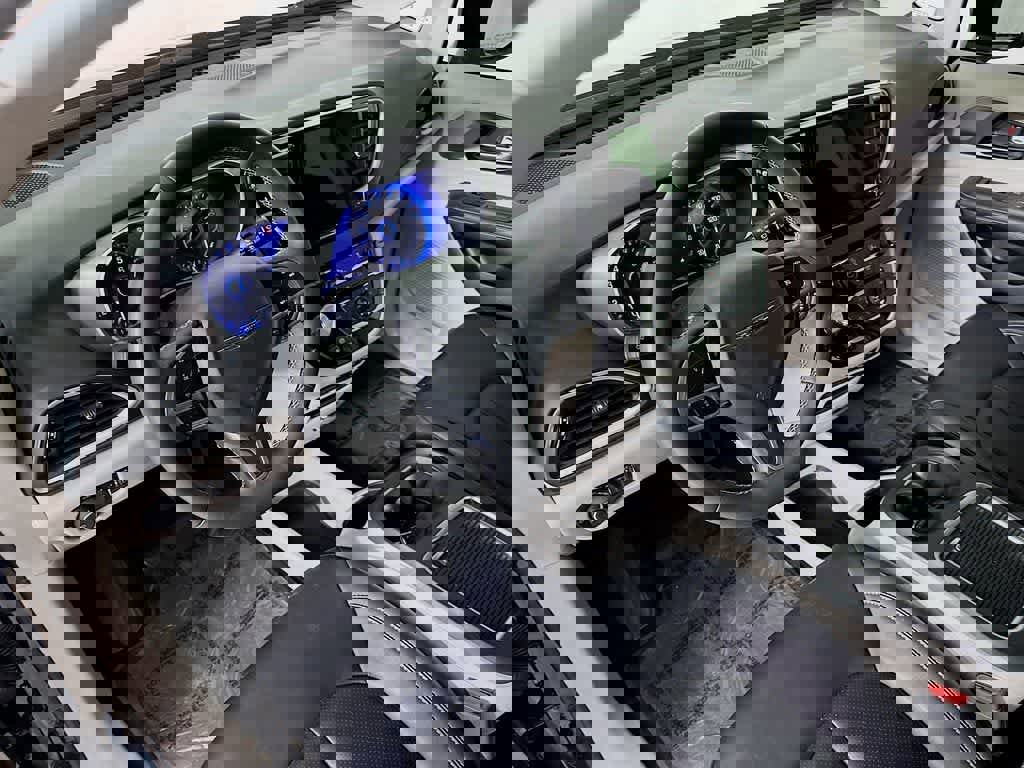 Used 2024 Chrysler Pacifica Touring-L image 2