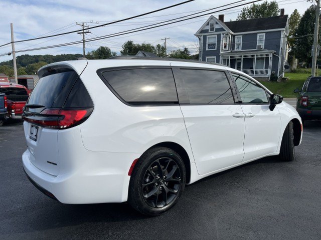 Used 2025 Chrysler Pacifica Limited FWD image 3