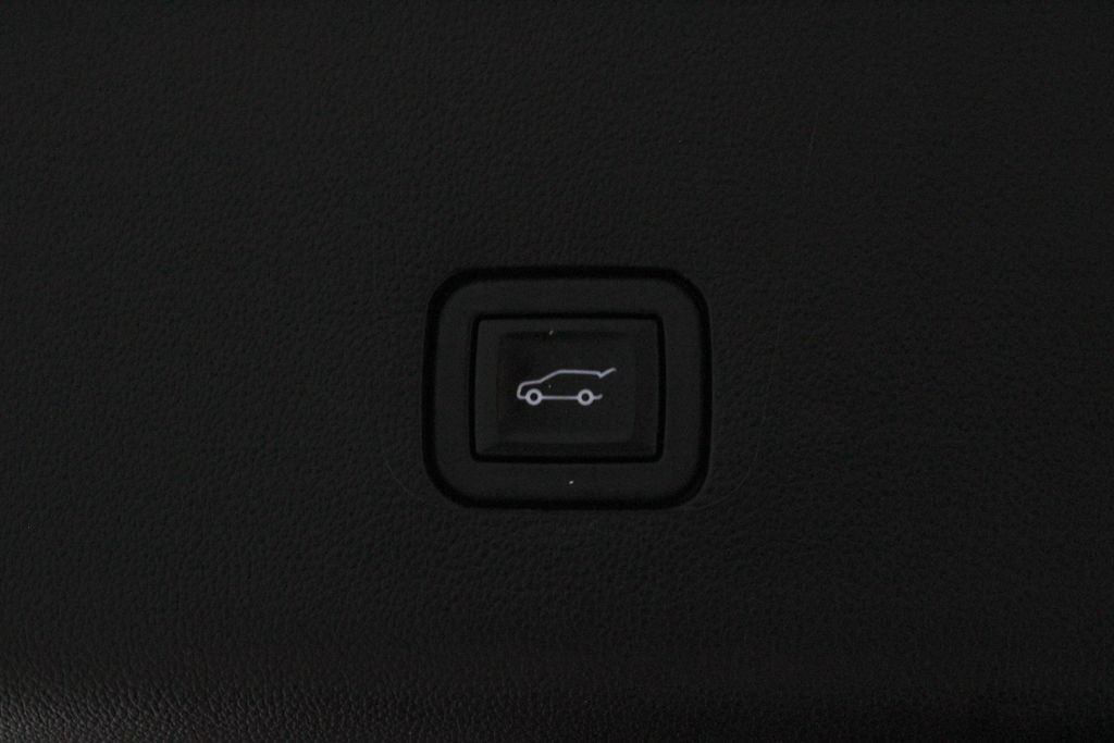 Used 2023 Chevrolet Traverse LT FWD image 16
