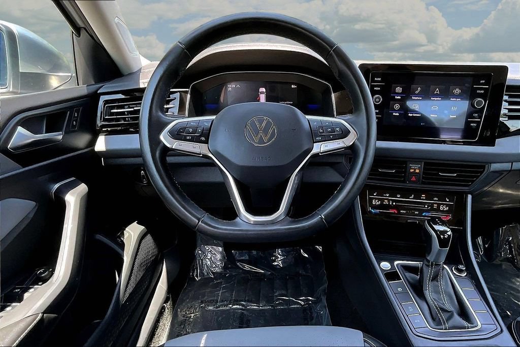 Used 2025 Volkswagen Jetta SE FWD image 10