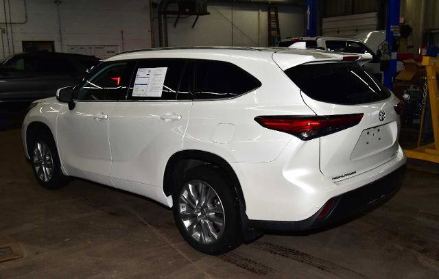 Used 2021 Toyota Highlander Limited image 3