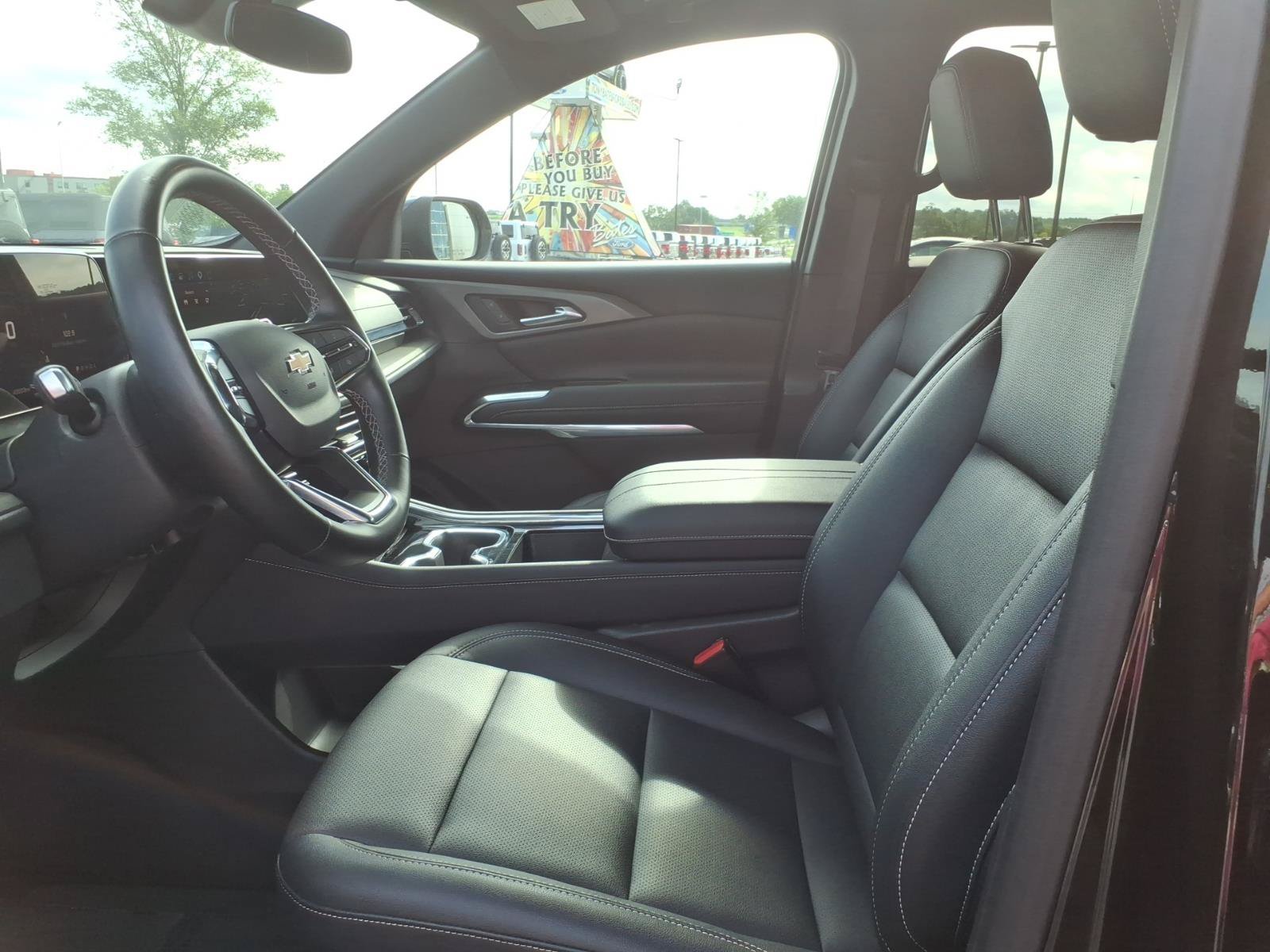 Used 2025 Chevrolet Traverse LT FWD image 10