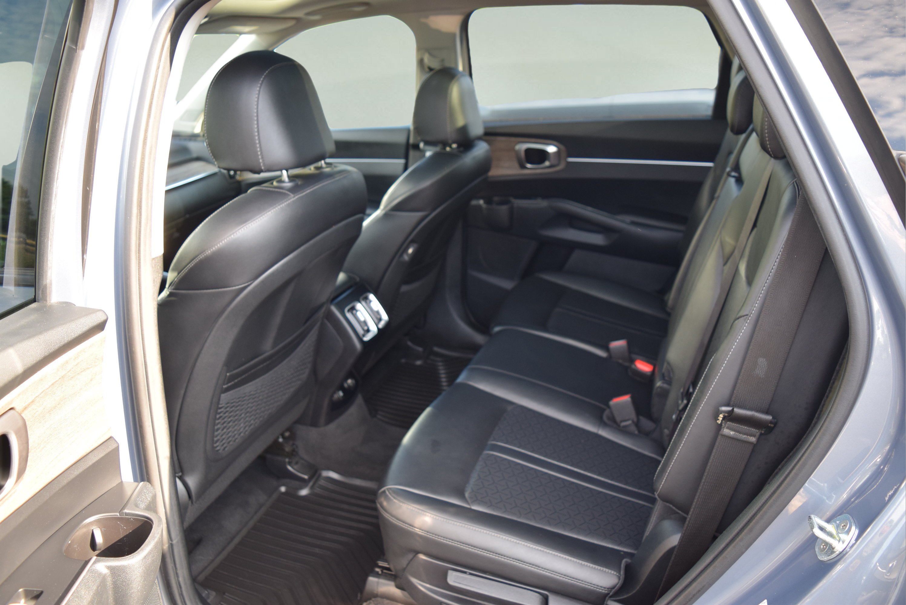 Used 2022 Kia Sorento S w/ Panoramic Sunroof Package AWD/4WD image 7