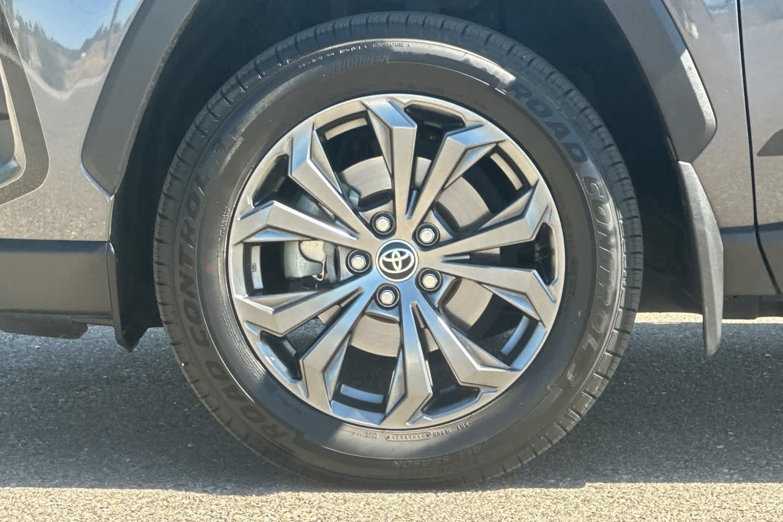 Used 2022 Toyota RAV4 XLE Premium AWD/4WD image 26