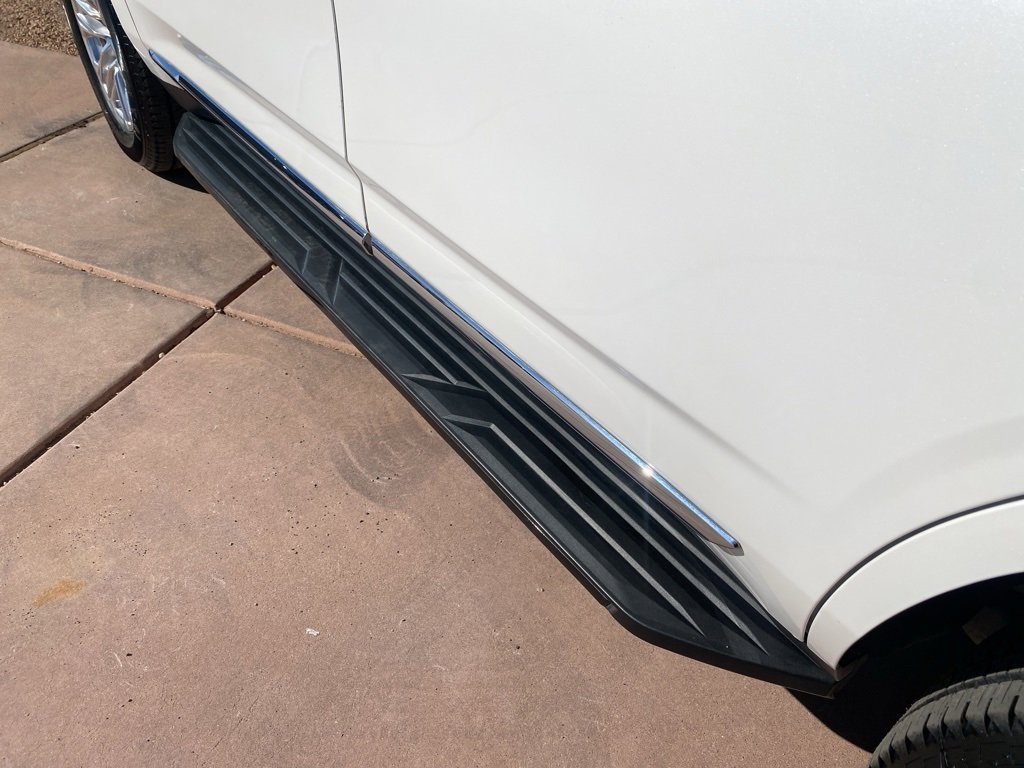 Used 2024 GMC Yukon SLT w/ SLT Luxury Package image 17