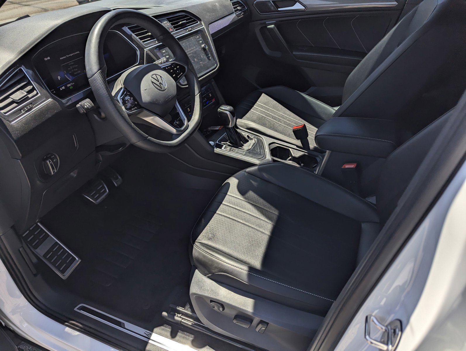 Used 2022 Volkswagen Tiguan SE R-Line FWD image 9