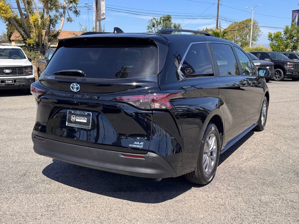 Used 2024 Toyota Sienna XLE image 12