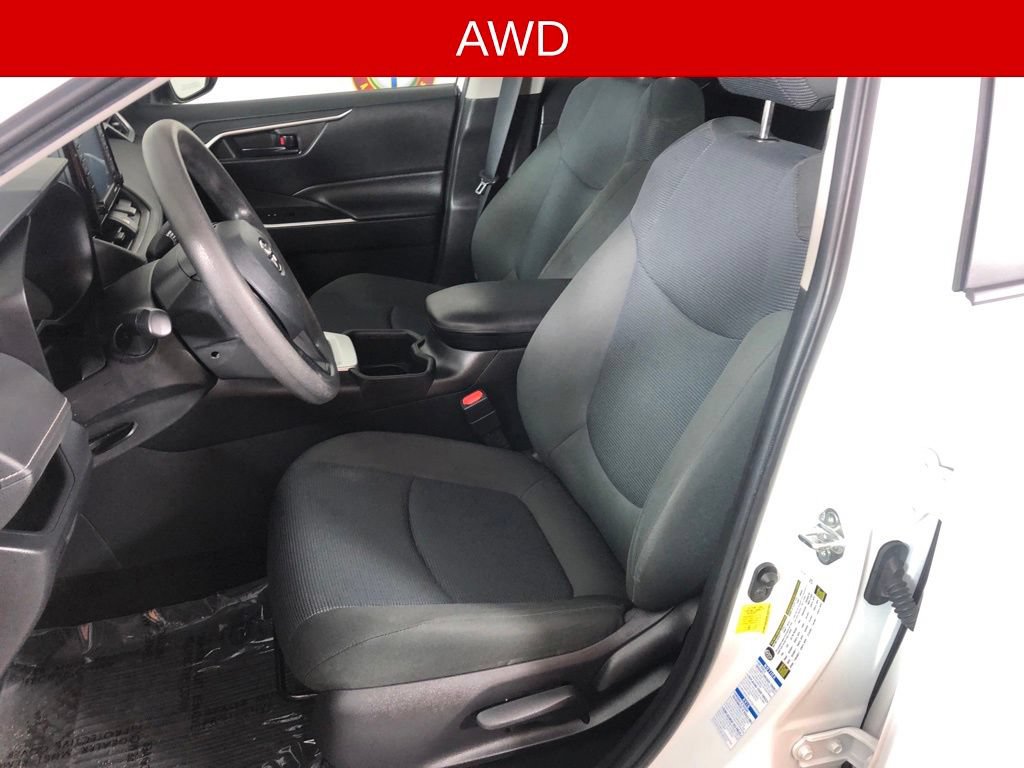 Used 2022 Toyota RAV4 LE AWD/4WD image 11