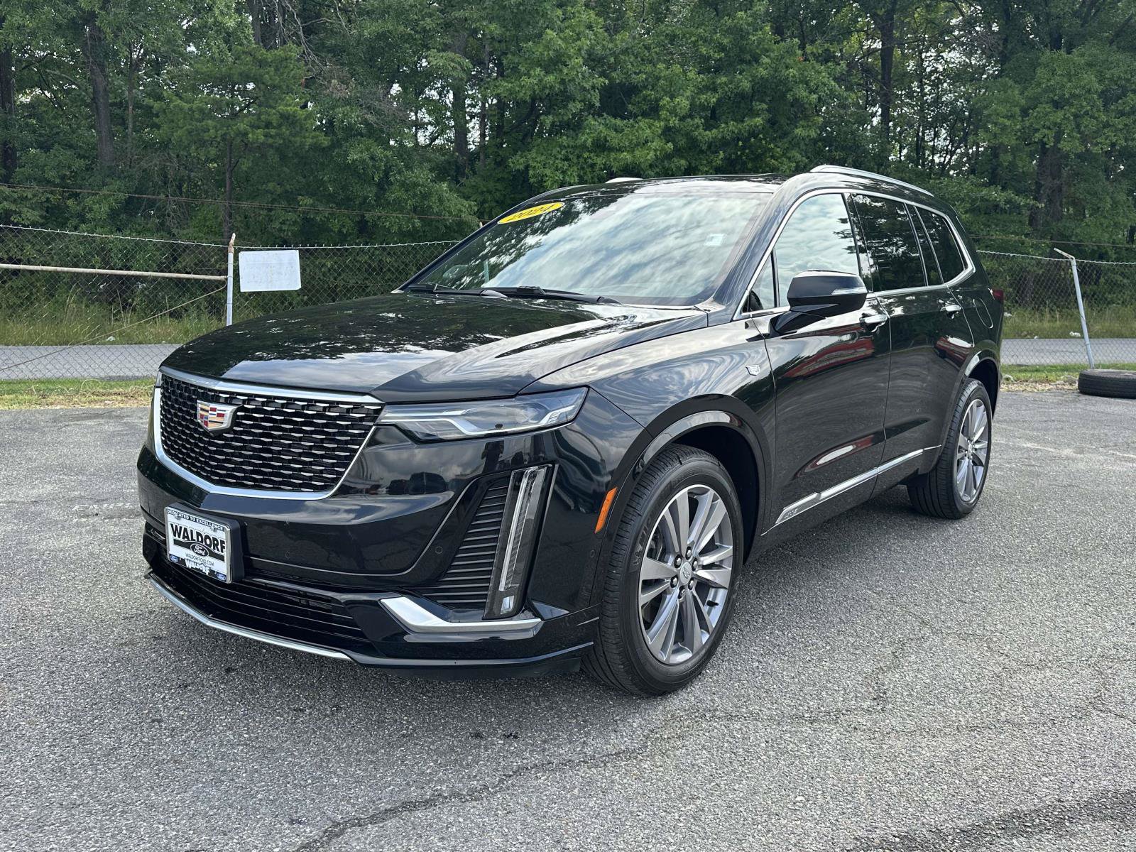 Used 2024 Cadillac XT6 Premium Luxury w/ Technology Package AWD/4WD image 3