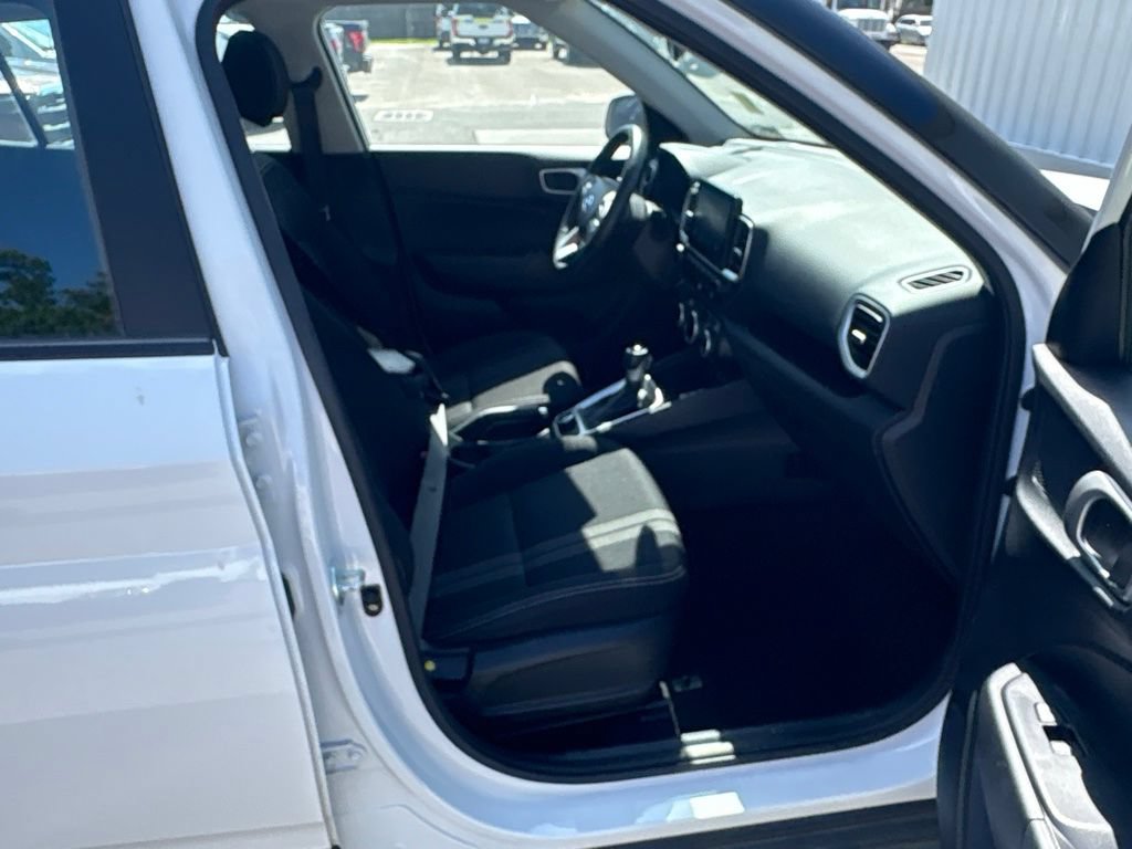 Used 2025 Hyundai Venue SEL FWD image 4
