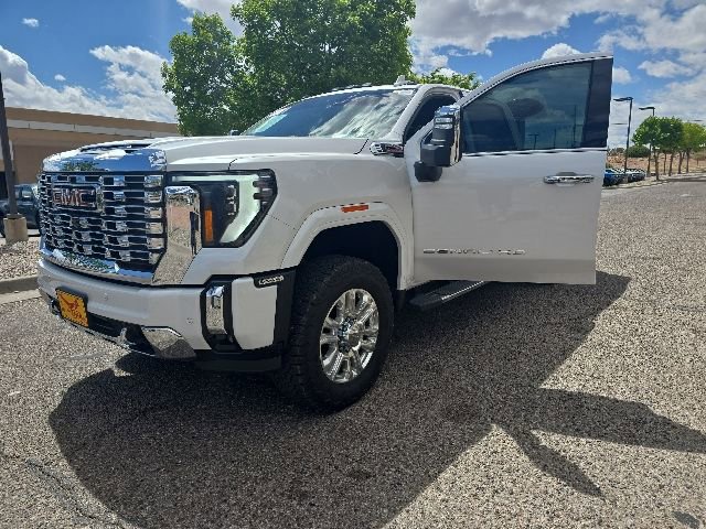 Used 2024 GMC Sierra 2500 Denali w/ Denali Reserve Package AWD/4WD image 3