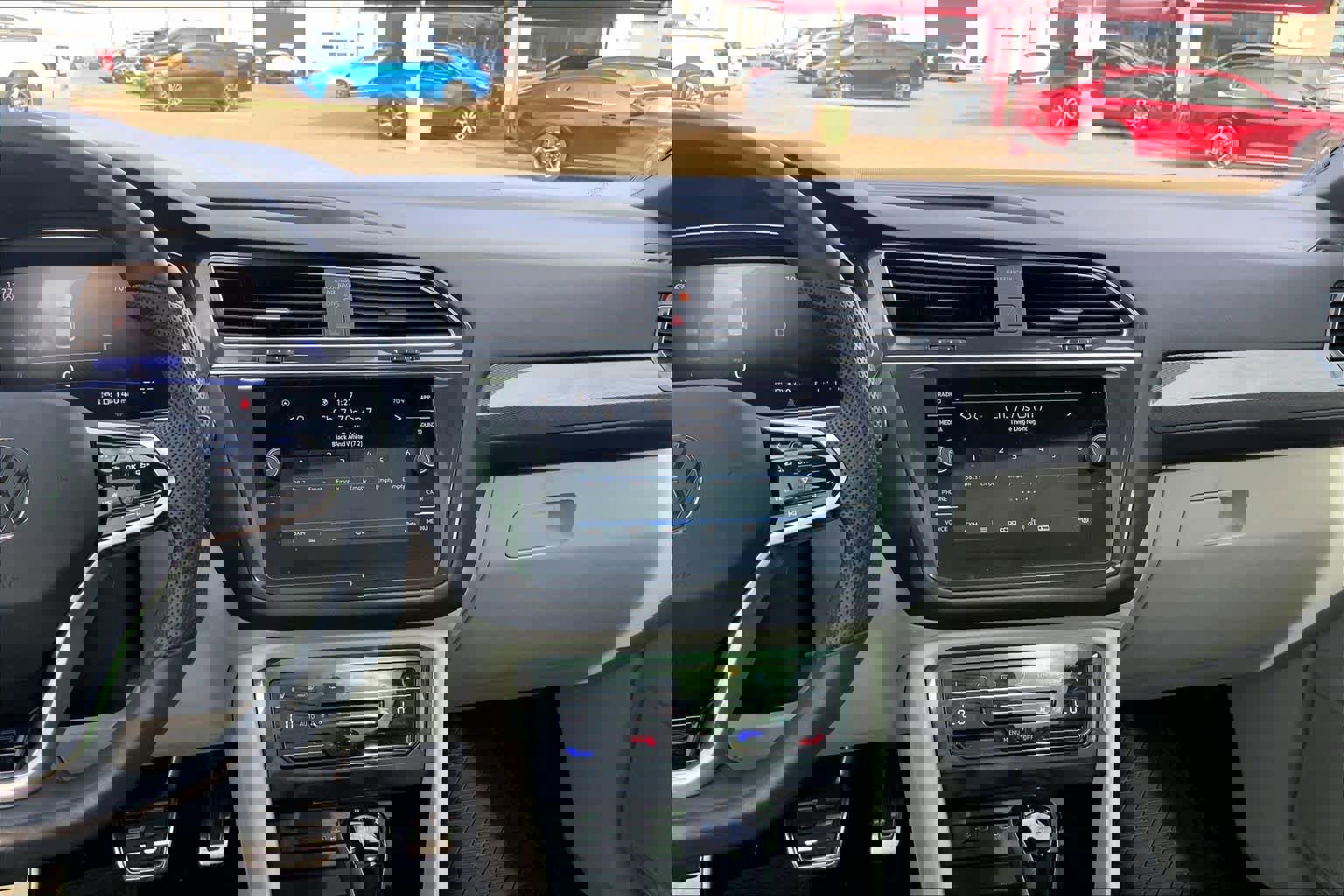 Used 2024 Volkswagen Tiguan SE R-Line image 8