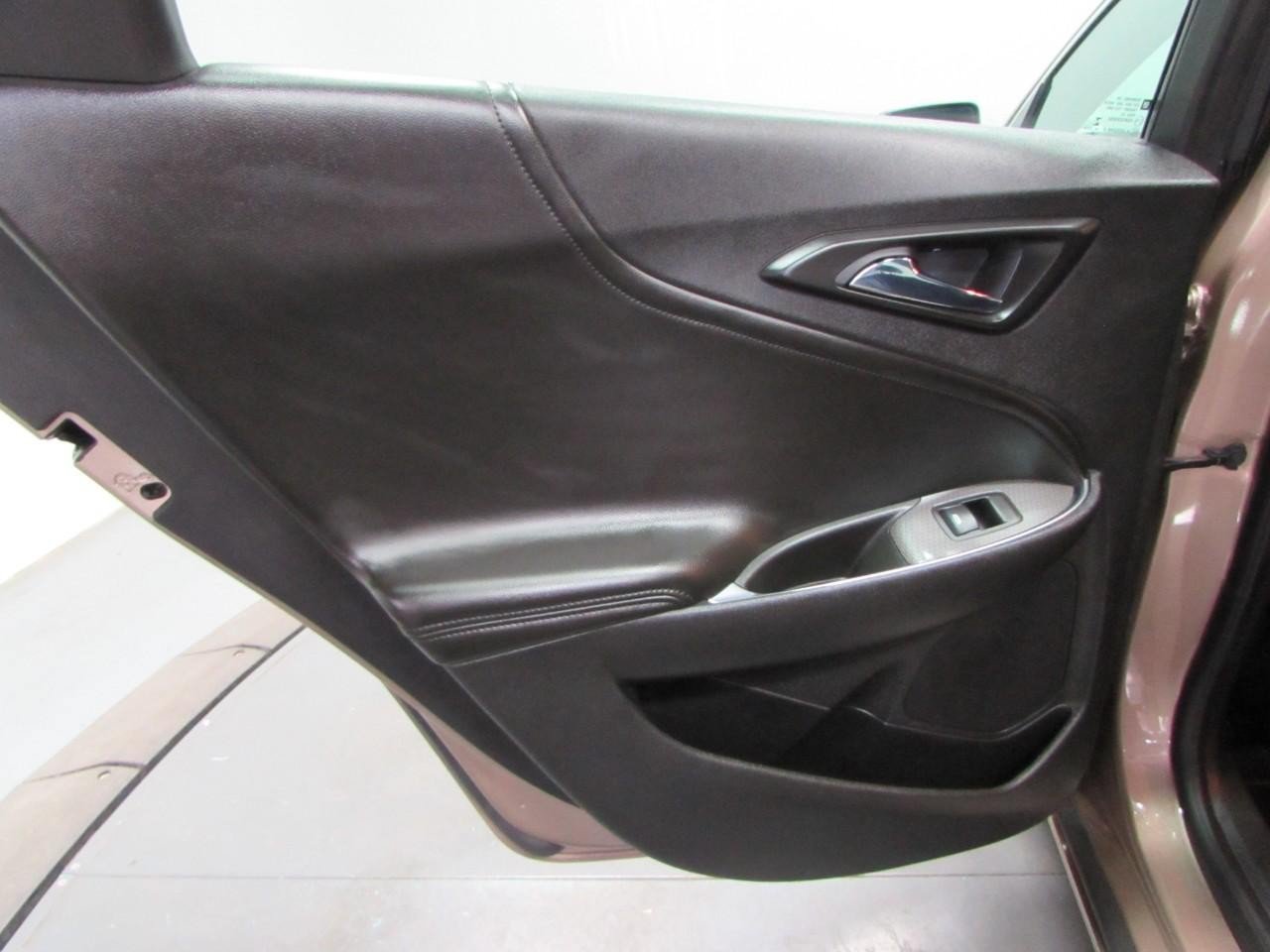 Used 2018 Chevrolet Malibu LT w/ Leather Package FWD image 14