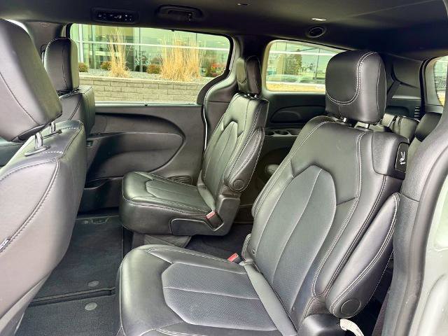 Used 2025 Chrysler Pacifica Select image 11