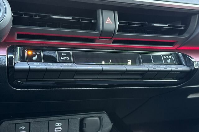 Used 2025 Toyota Prius XSE 5D Hatchback image 17