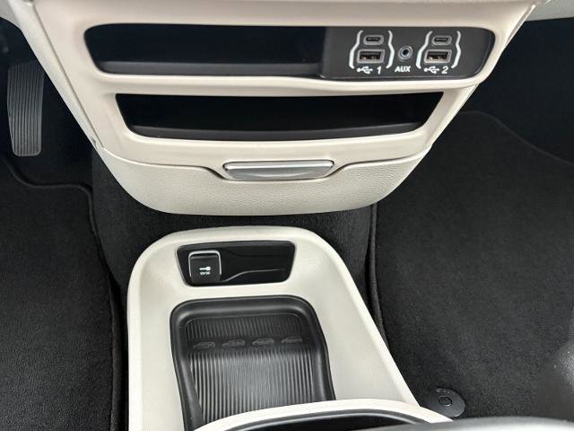 Used 2024 Chrysler Pacifica Touring-L image 21