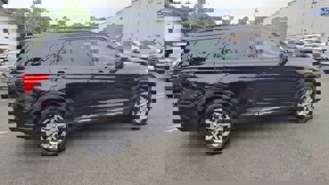 Certified 2022 Ford Explorer XLT w/ Equipment Group 202A image 10