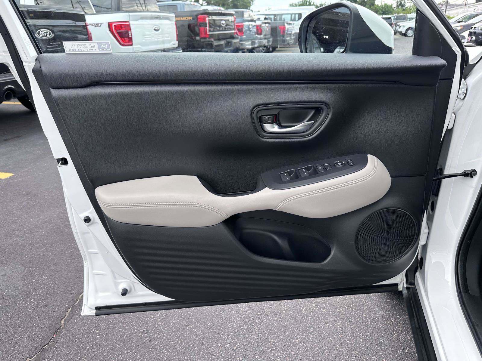 Used 2023 Honda HR-V LX image 9
