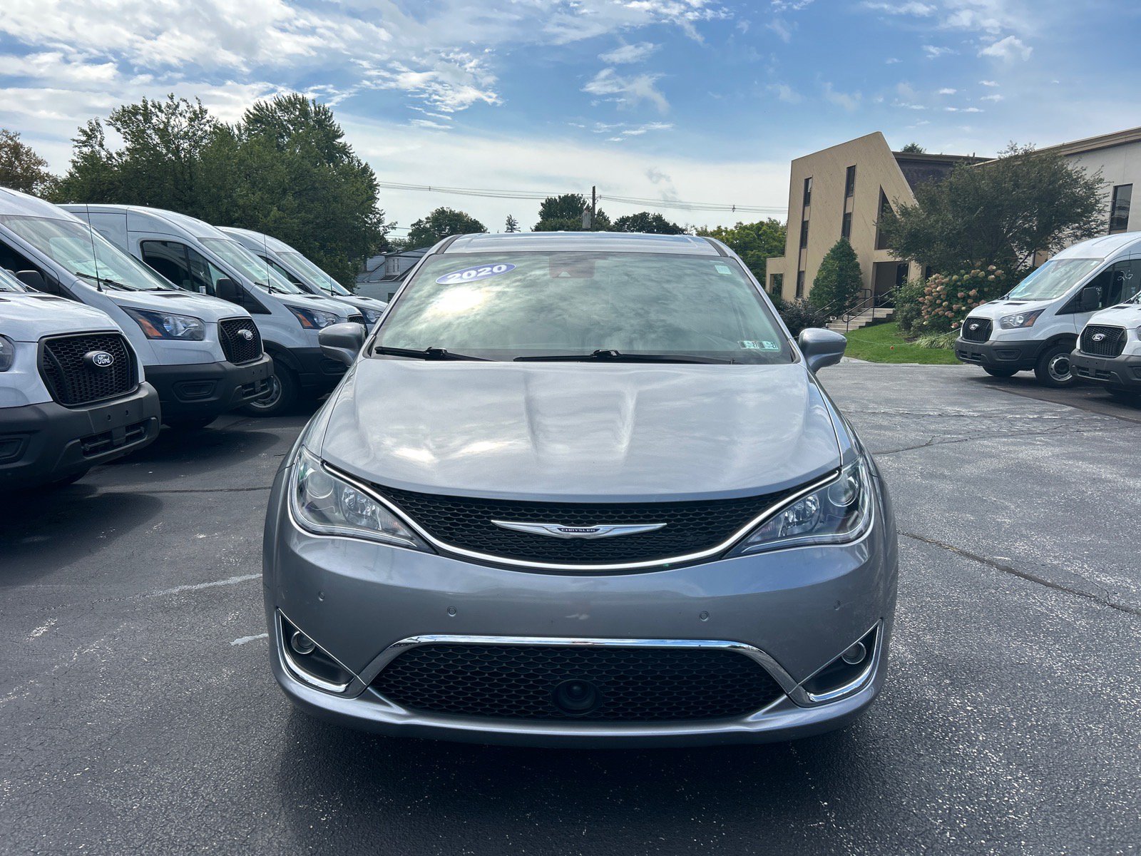 Used 2020 Chrysler Pacifica Touring w/ Advanced Safetytec Group FWD image 2