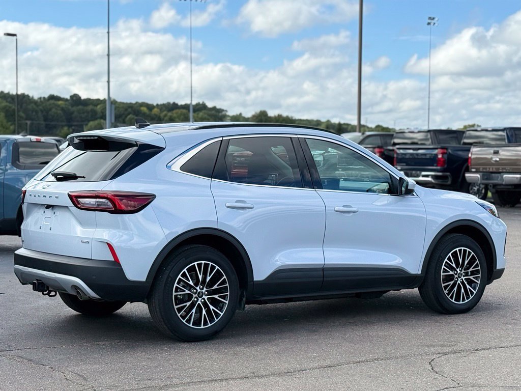 Certified 2026 Ford Escape SE w/ Class II Trailer Tow Package FWD image 31