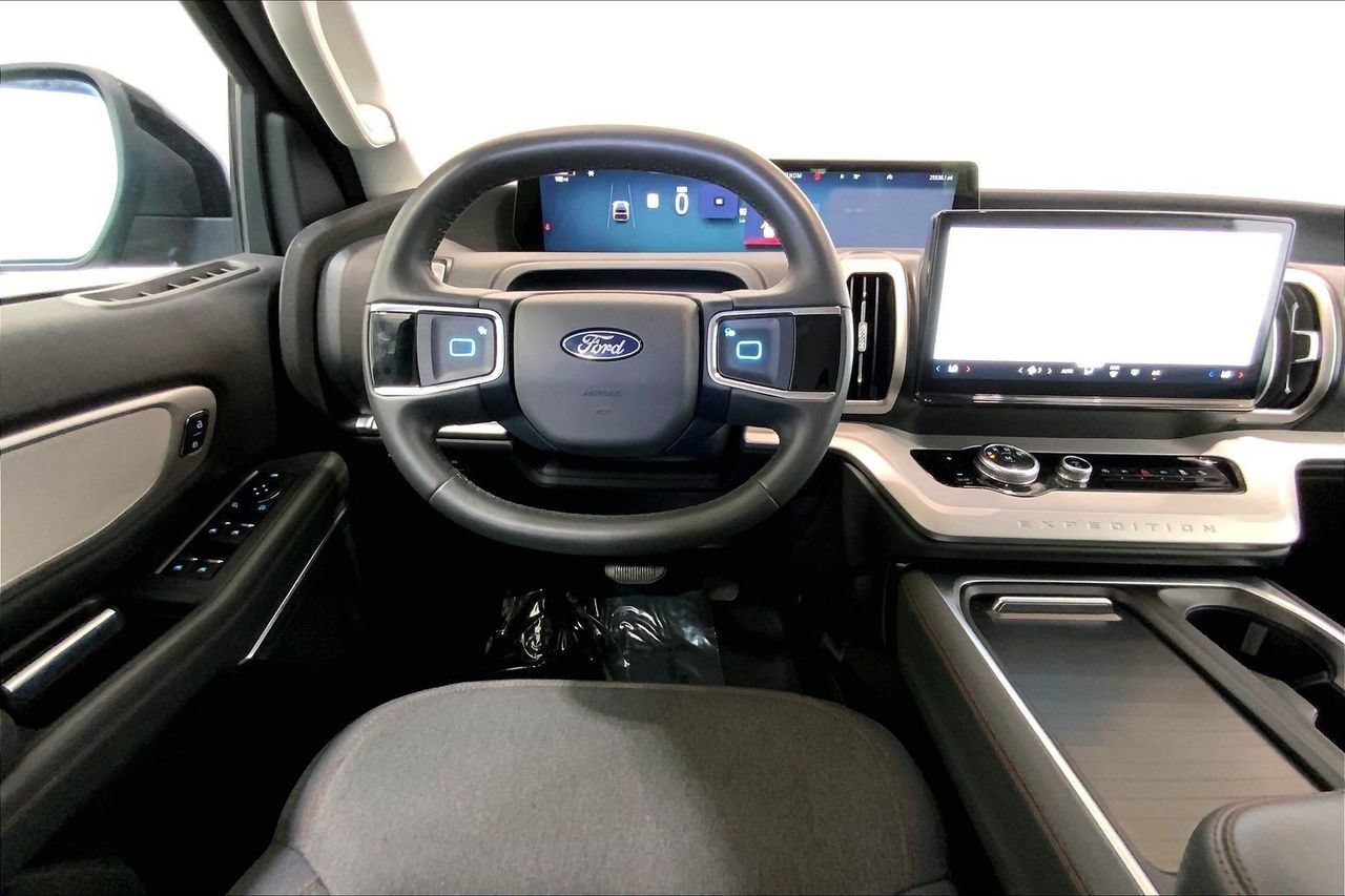 Certified 2025 Ford Expedition Active AWD/4WD image 4